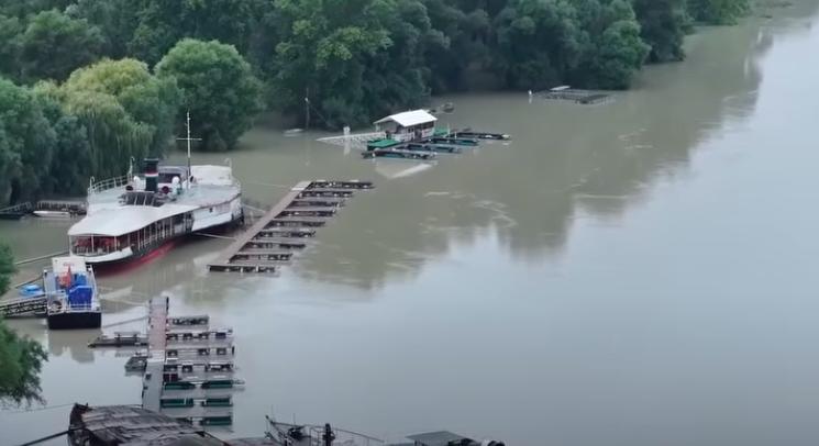 Videó: vérfagyasztó látványt nyújt a Duna Neszmélynél