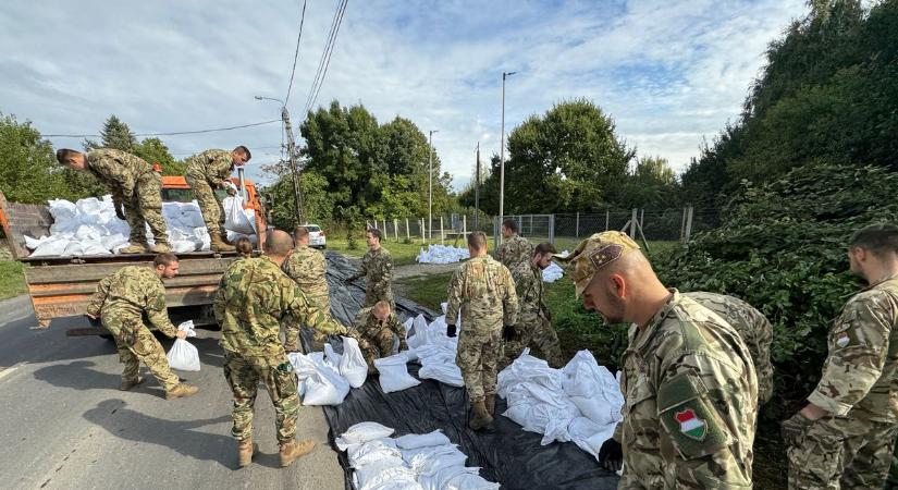 Szalay-Bobrovniczky Kristóf: "Annyi katona megy a gátakra, amennyi csak kell!"