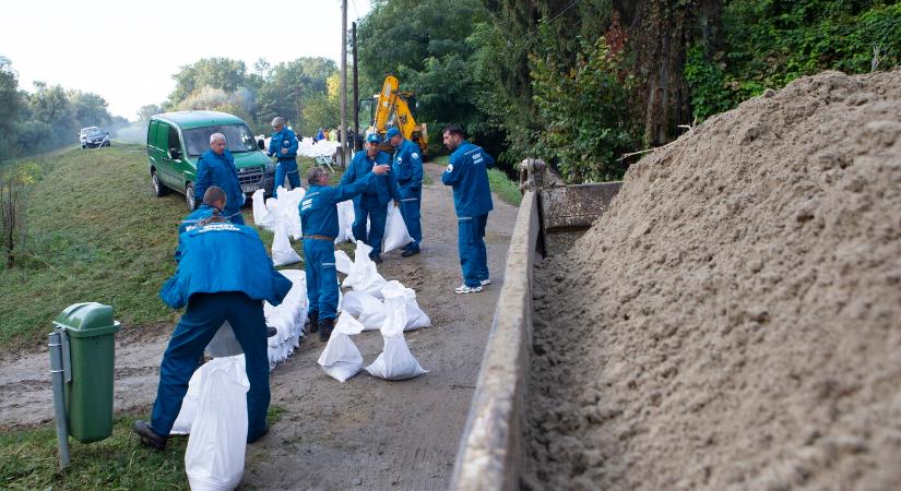 Közelít az árhullám Magyarország felé, gőzerővel dolgoznak a védekezésen