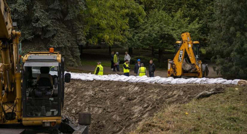 A fogvatartottakat is bevetik, a diákoknak „önkéntes krediteket” ígérnek, Kisoroszit egy hétre is elzárhatja a víz a külvilágtól