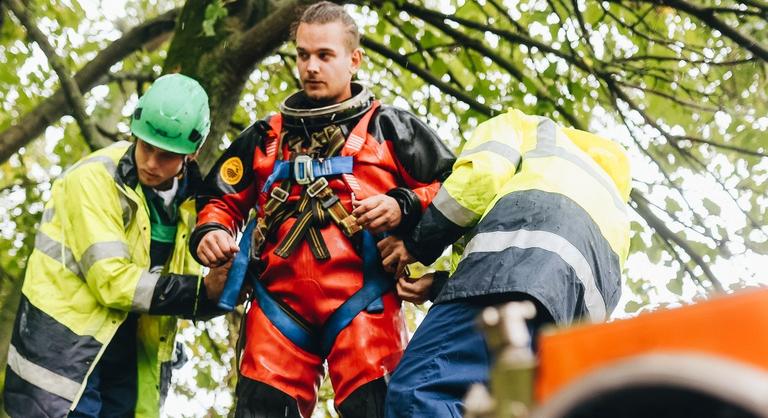 Búvárnak kellett a Duna vízével telt csatornába merülnie