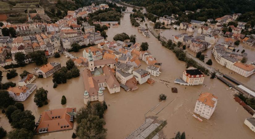 Átszakadt a gát Lengyelországban, víz alá került egy város - videók