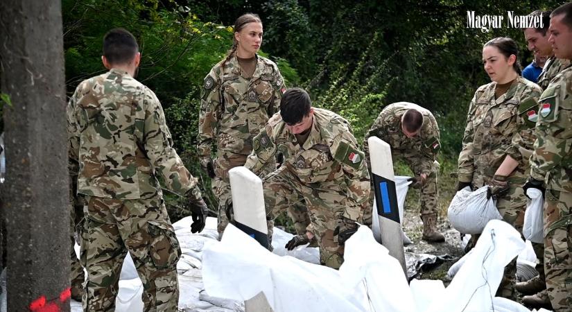 Leányfalun pakolta a homokzsákokat és építette a gátat Navracsics Tibor  videó