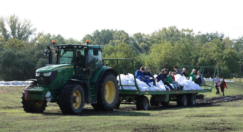 Gönyűn miniszteri pálinka ad erőt a gát védőinek