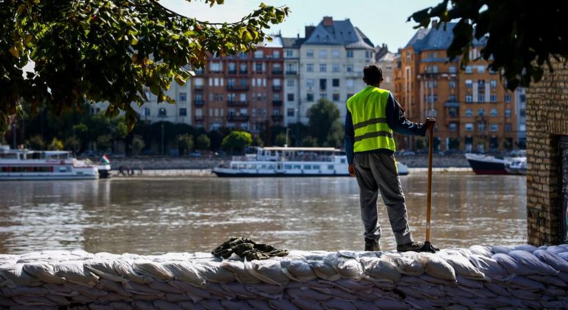 Uszadékfa a Parlamentnél, zsákok az aluljáróban, lezárt rakpart – galéria