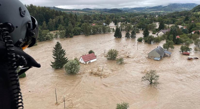 25 ezer lakosú várost árasztott el a víz, miután átszakadt egy gát Lengyelországban (VIDEÓ)