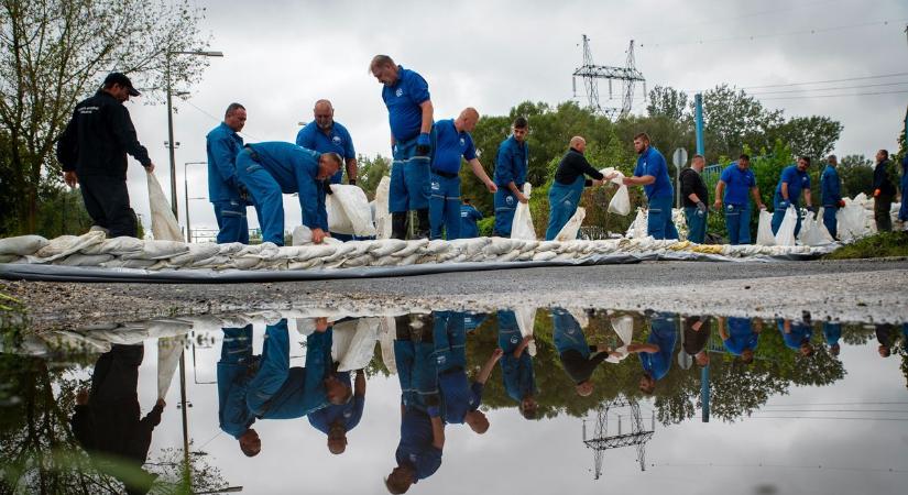 Minden vízügyi szakember a gátakon dolgozik