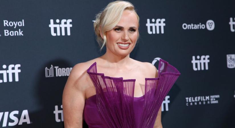 Kislányával vörös szőnyegezett Rebel Wilson a torontói filmfesztiválon