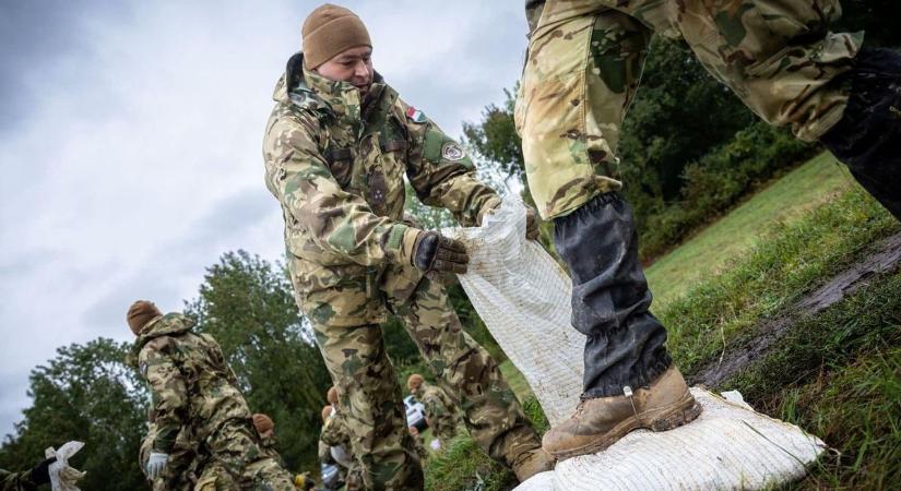 Egész nap kint voltak a katonák a gátakon