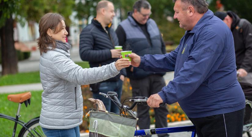 A két keréken közlekedőket várták reggelivel az Erzsébet téren