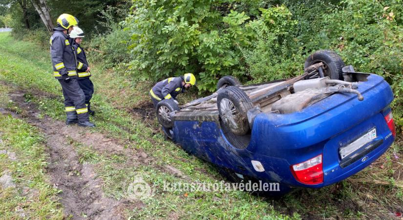 Személyautó burult a tetejére Pogányszentpéternél