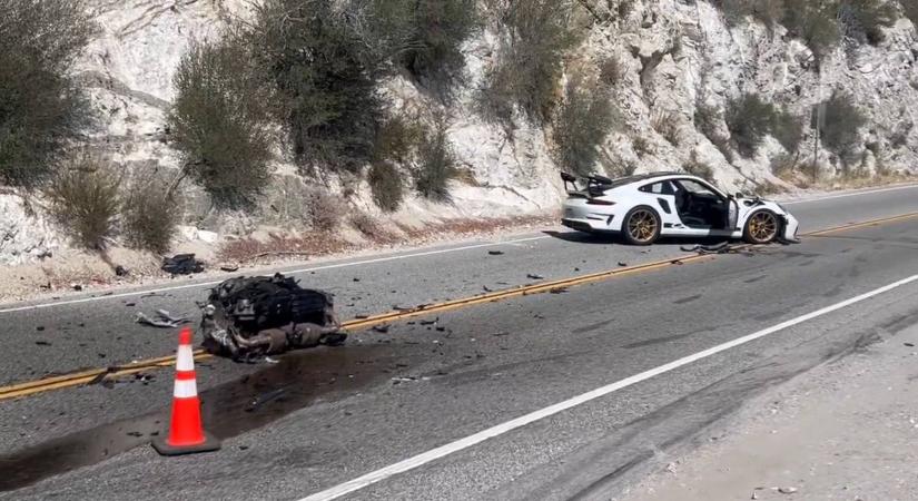 Összeütközött két Porsche 911, az egyikből a motor is kiszakadt