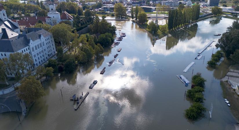 Volt, ahol éjszaka is homokzsákoltak, a víz miatt utakat zártak le, szerdától a HÉV is csak a Margit hídig jár