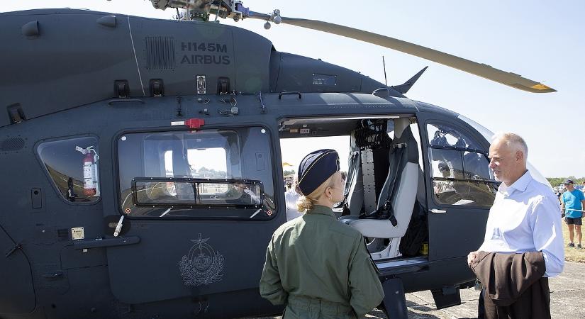 Honvédelmi miniszter: helikoptert és lánctalpasokat is bevetnek a védekezésben