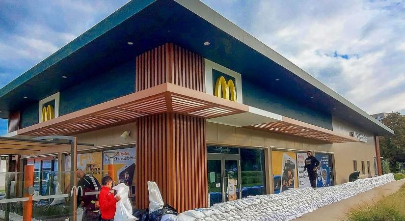 Az árvíz miatt zárva a váci McDonald's: felkészülnek a legrosszabbra  képek