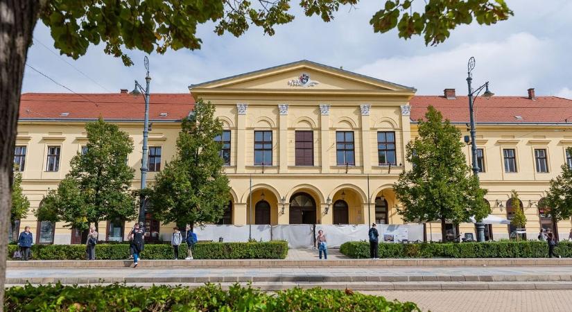 Különleges látvány fogadja a Régi Városházára érkezőket – fotókkal