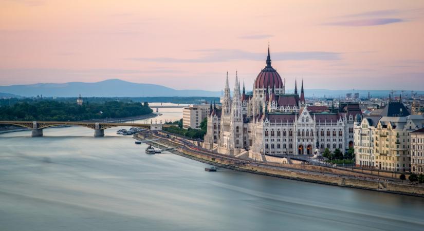 Fokozódik a helyzet: elönti a budapesti rakpartokat a Duna