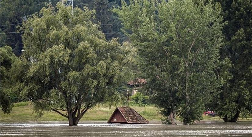 A mentőhelikopterek és háziorvosok is készenlétben állnak az árív veszélyeztette településen