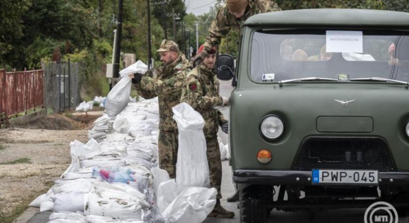 Annyi katona megy a gátakra, amennyi csak kell