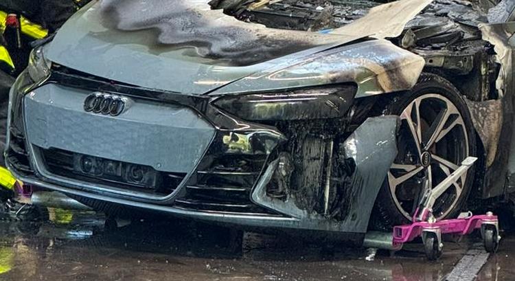 Kereskedésben gyulladt ki egy elektromos Audi