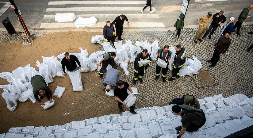 Rohamosan emelkedik a Duna szintje Budapesten