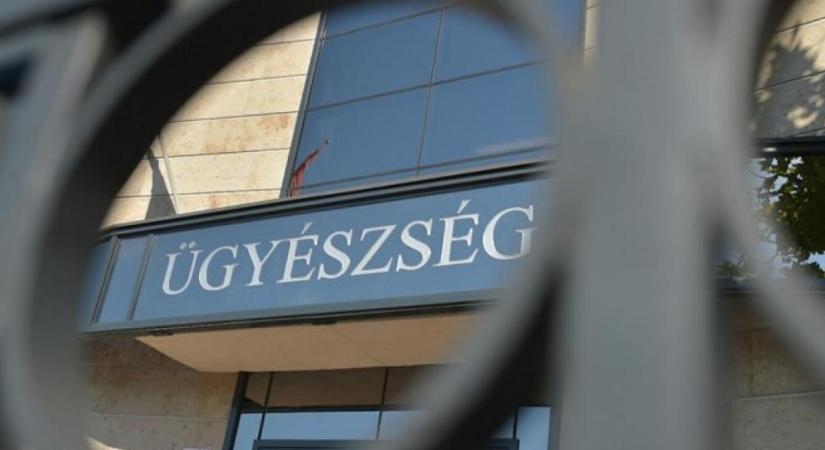 Kétszázmilliós adócsalás miatt emeltek vádat több ember ellen a „gyógycipős" ügyben