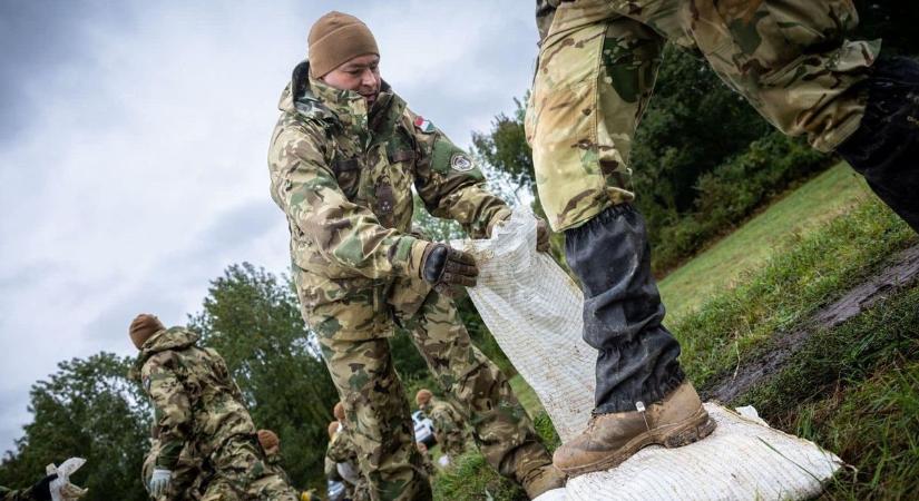 Honvédelmi miniszter: „Az árvízvédelmi feladat olyan, mint egy hadművelet”