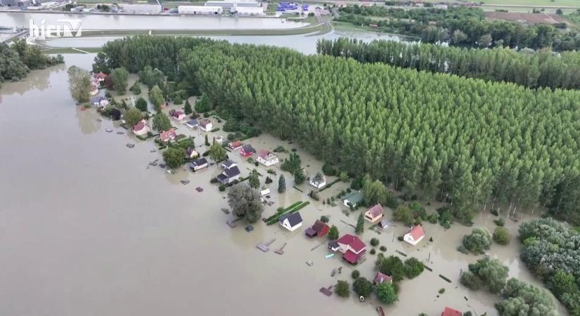 Döbbenetes drónvideón a víz alatt álló Vének  videó