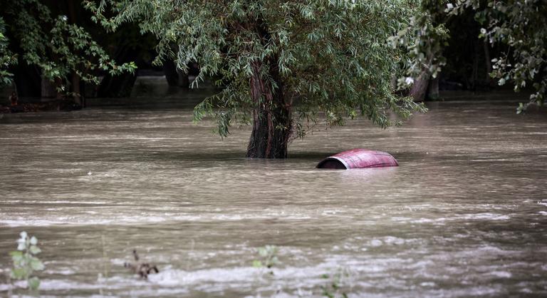 Szentendrén a Postás strand már „elesett”, vannak, akik az autójukban töltik a következő napokat