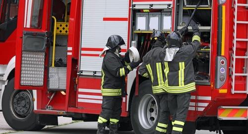 Olaszországban az áradat elsodort egy tűzoltóautót