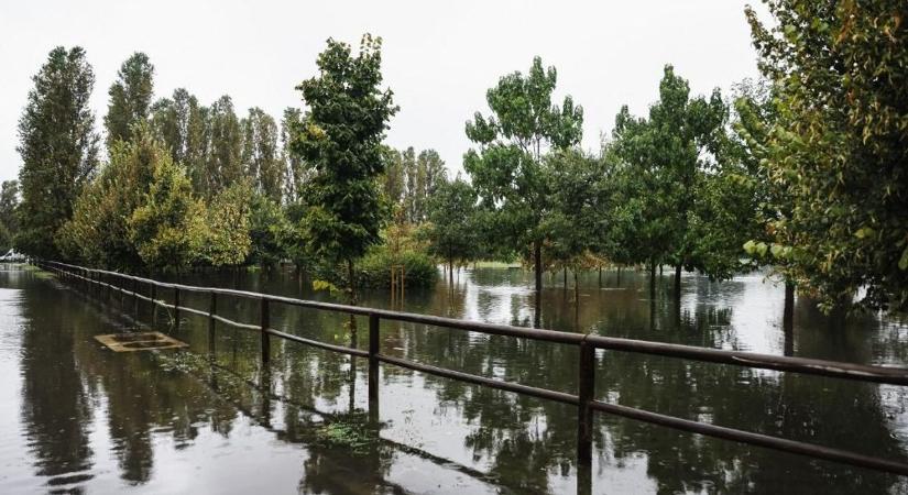 Tragédia: egy tűzoltó is áldozatul esett az árvíznek Olaszországban