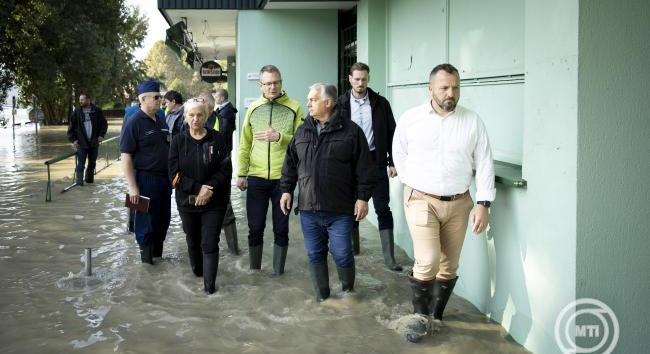 Orbán Viktor Nagymaroson és Kismaroson ellenőrizte a védekezési munkálatoka