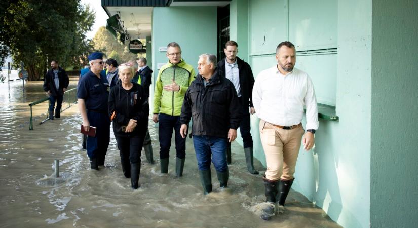 Orbán Viktor már gumicsizmában tapicskol a vízben