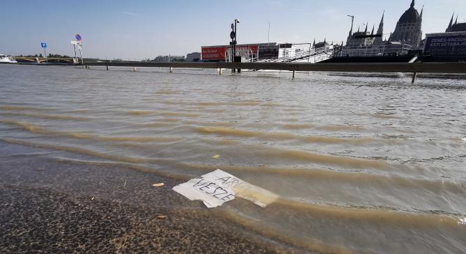 Így öntötte el a budai alsó rakpartot az áradó Duna