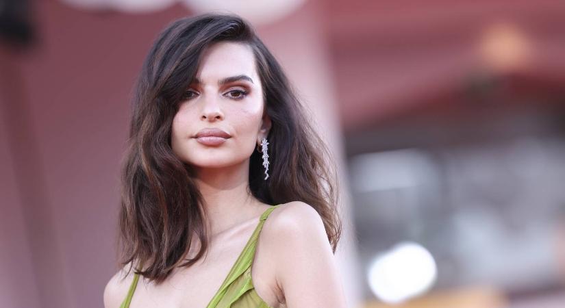 Emily Ratajkowski megmutatta, mi van a pólója alatt, Rubint Réka homokzsákot pakolt