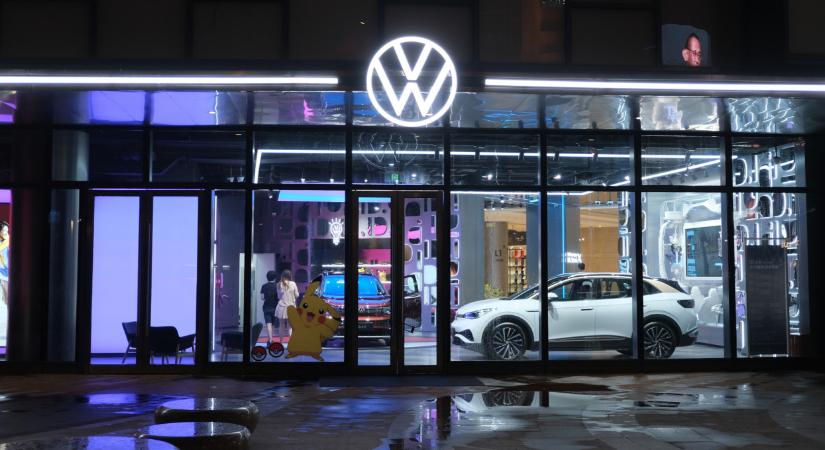 Egyre nagyobb a baj, rengeteg dolgozót küldhet el a Volkswagen: mi lesz az autóóriással?