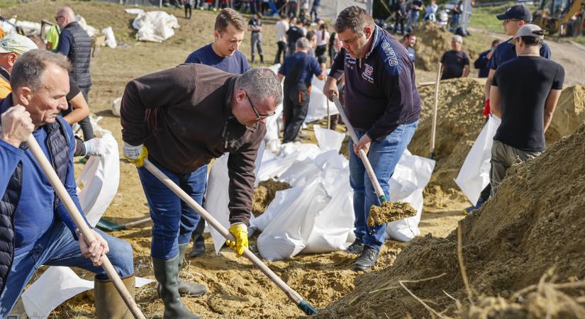 A képviselők is lapátot ragadtak