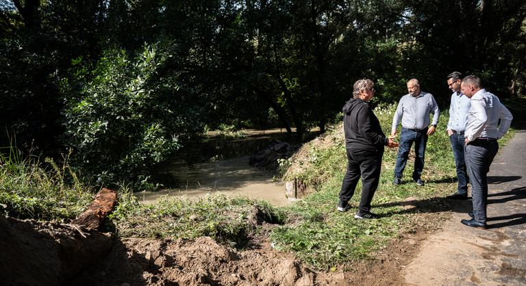 Dráma Kisorosziban: a víz órákon belül elzárja őket a külvilágtól