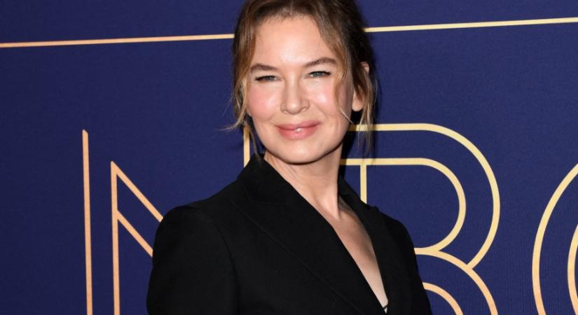 Az 55 éves Renée Zellweger fekete nadrágkosztümben mutatta meg a csinos alakját