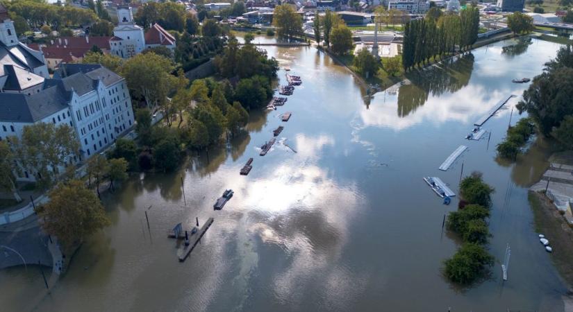 Dévénynél most, Budapesten a hét végén tetőzik a Duna