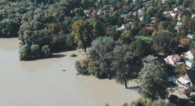 Betört a házak közé a víz a Szentendrei-szigeten