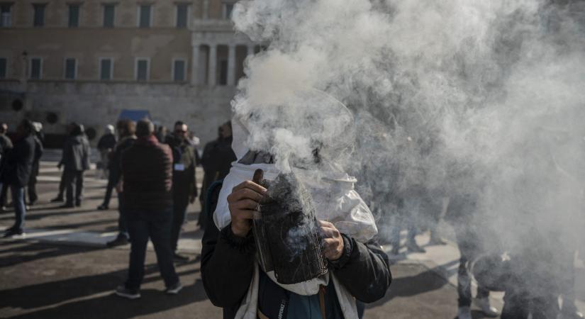 Még mindig túl sokan dohányoznak, ezért újabb helyekről tiltaná ki az EU a cigarettát