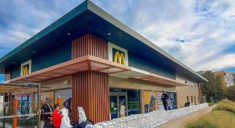 Homokzsákokkal védik a McDonald'sot Vácott