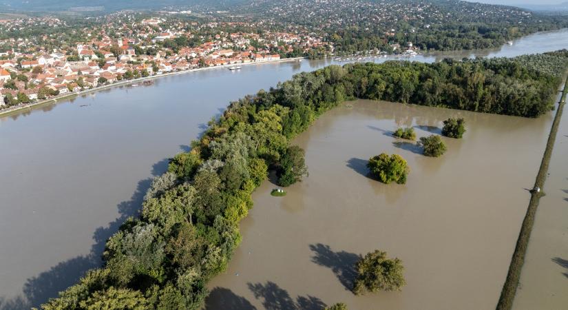 Dunakanyarból a magasból – már van, ahol a házakat nyaldossa a víz