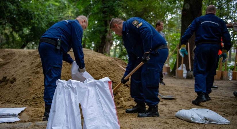 Rabok és fegyőrök védik az árvíztől a Margit-szigetet