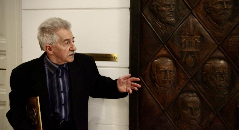 Pénteken nyílik Erdős Péter emléktárlata a városi könyvtárban