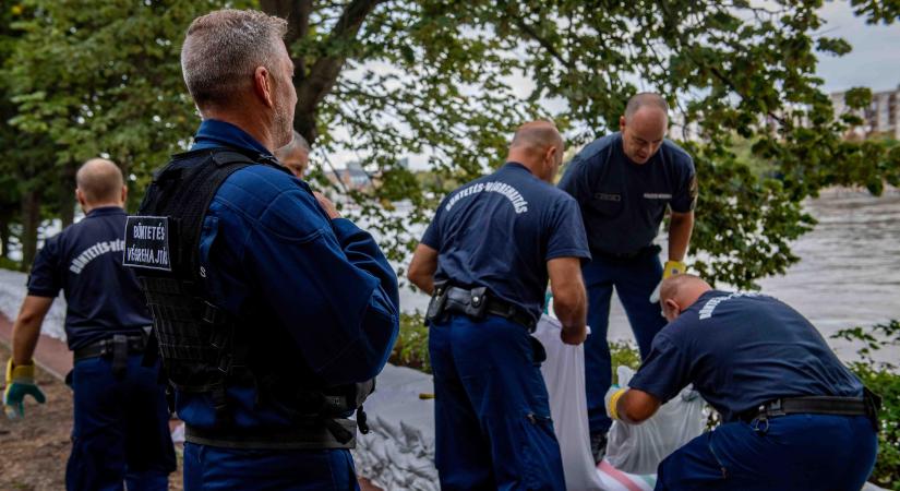 Rabló és pandúr együtt tölti a homokzsákokat a Margit-szigeten: éjjel sem áll le a munka – videó