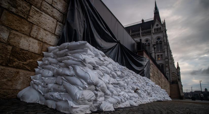 Árvíz - Döntöttek, most dőlt el hosszú napokra a budapesti közlekedés sorsa