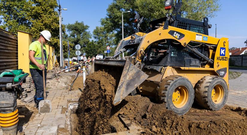 Szennyvízcsatornát fektetnek le a debreceni utcában