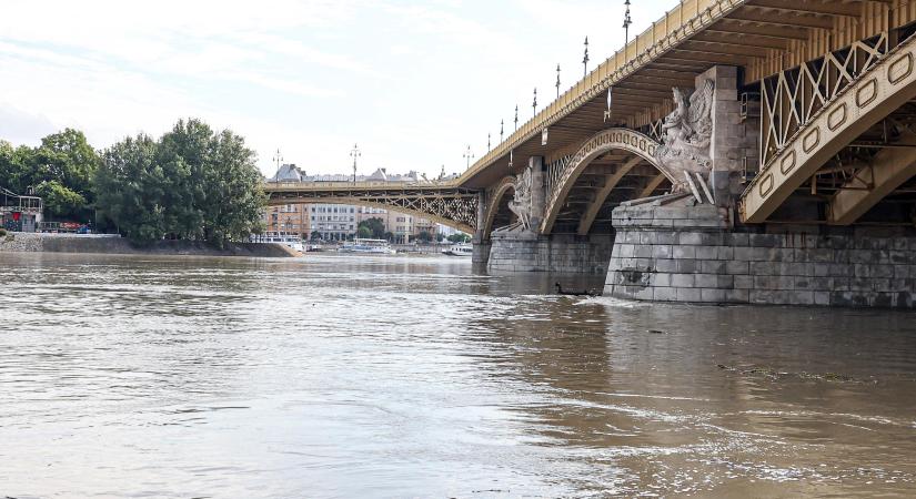 Most érkezett! Drámai felvétel, ahogy a Duna betör Budapestre, ömlik a víz